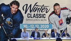 Zleva editel Skiareálu pindlerv Mlýn René Hrone, eská hokejová legenda...