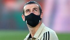 Bale pospv na stdace a popichuje fanouky. V Realu je spokojen, tvrd jeho agent