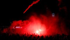 Liverpooltí fandové se i pes zákaz vydali slavit ke stadionu.