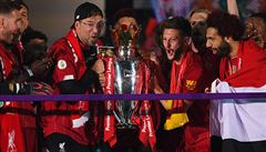 Jürgen Klopp slaví ligový titul s Liverpoolem.