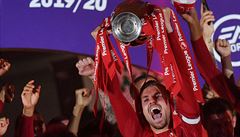 Jordan Henderson s pohárem pro vítze Premier League.