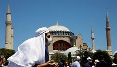 Davy se v p�ti odd�lených sekcích (dvou pro �eny a t�ech pro mu�e) modlily p�ed...