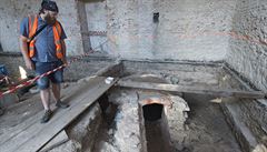 St�edov�ká osmimetrová studna v interiéru bývalé t�locvi�ny objevená p�i...