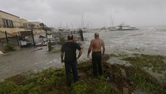 Tropická bouře Claudette ohrožuje americké pobřeží. Panuje nebezpečí bleskových záplav i tornád