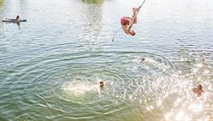 Lákadlem na Královéhradecku je houpaka umoující skoky do vody a z 11metrové...