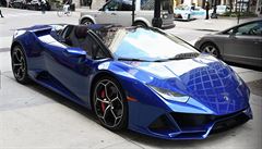 Modré vozidlo 2020 Lamborghini Huracan Evo Spyder.