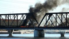 Vykolejený vlak zpsobil obrovský poár na most v arizonském mst Tempe.