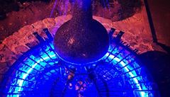 Nejhez�í pohled na zrenovovanou studnu se nabízí v no�ních hodinách, kdy je...