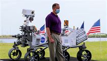 editel NASA Jim Bridenstine stoj vedle voztka, kter bude zkoumat Mars.