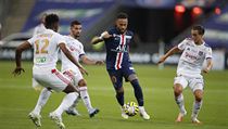 Brazilec Neymar se snaží protáhnout mezi hráči Lyonu.