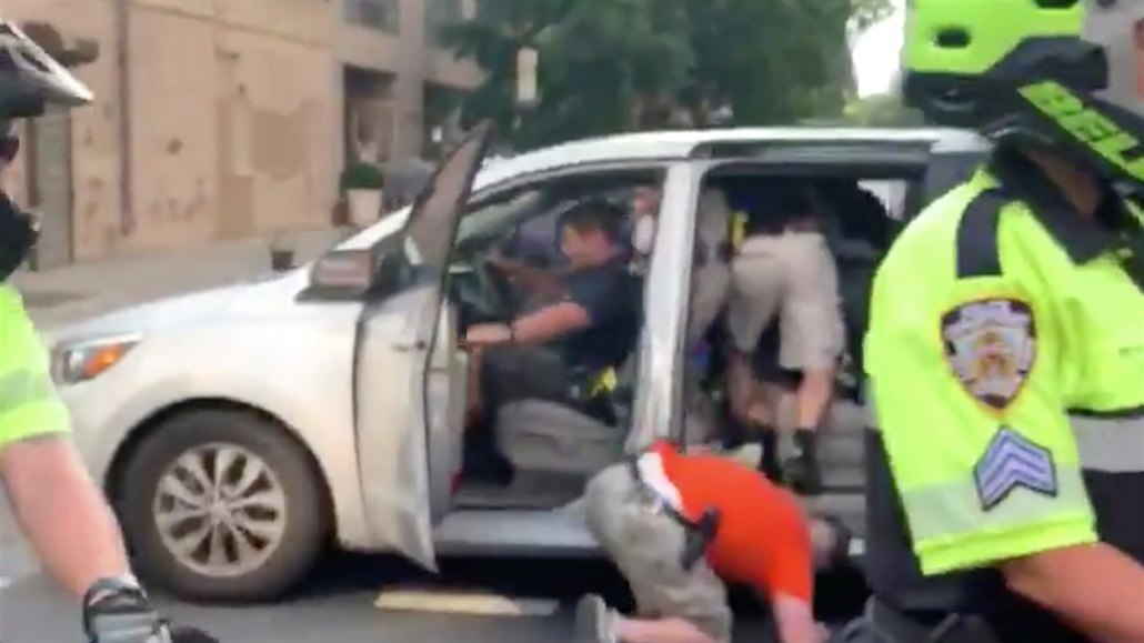 Policisté naloili jednu z demonstrantek do neoznaeného vozidla.