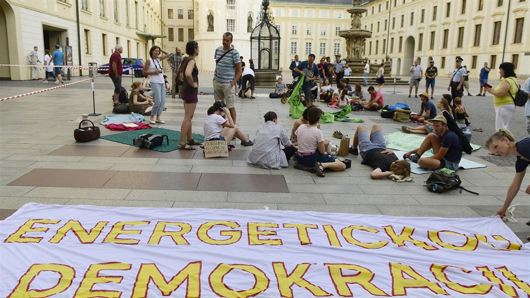 Klimatický piknik poádaný hnutím Extinction Rebellion 30. ervence 2020 na...