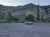 Starex a v pozadí skalní msto Vardzia, Gruzínsko, 2019