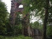 Ruiny a stromy, to je dnes zámek Svtce na Tachovsku.