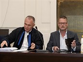 Daniel Brzkovský (vpravo) na jednání praského Mstského soudu, který se znovu...