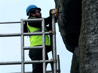 Jake Ciborowski z University of Brighton analyzuje jeden z kamen ze Stonehenge...