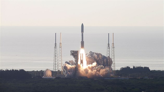 Start rakety Atlas V z Mysu Canaveral.