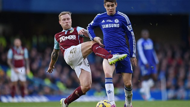 Scott Arfield (vlevo) vs. Oscar.