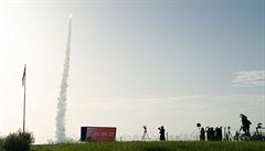 Lidé poblíž floridského Mysu Canaveral pozorují start rakety Atlas V. | na serveru Lidovky.cz | aktuální zprávy
