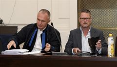 Daniel Brzkovský (vpravo) na jednání pra�ského M�stského soudu, který se znovu...