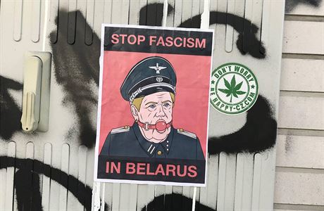 Na plakátu na pražské zdi je předsedkyně běloruské Ústřední volební komise...