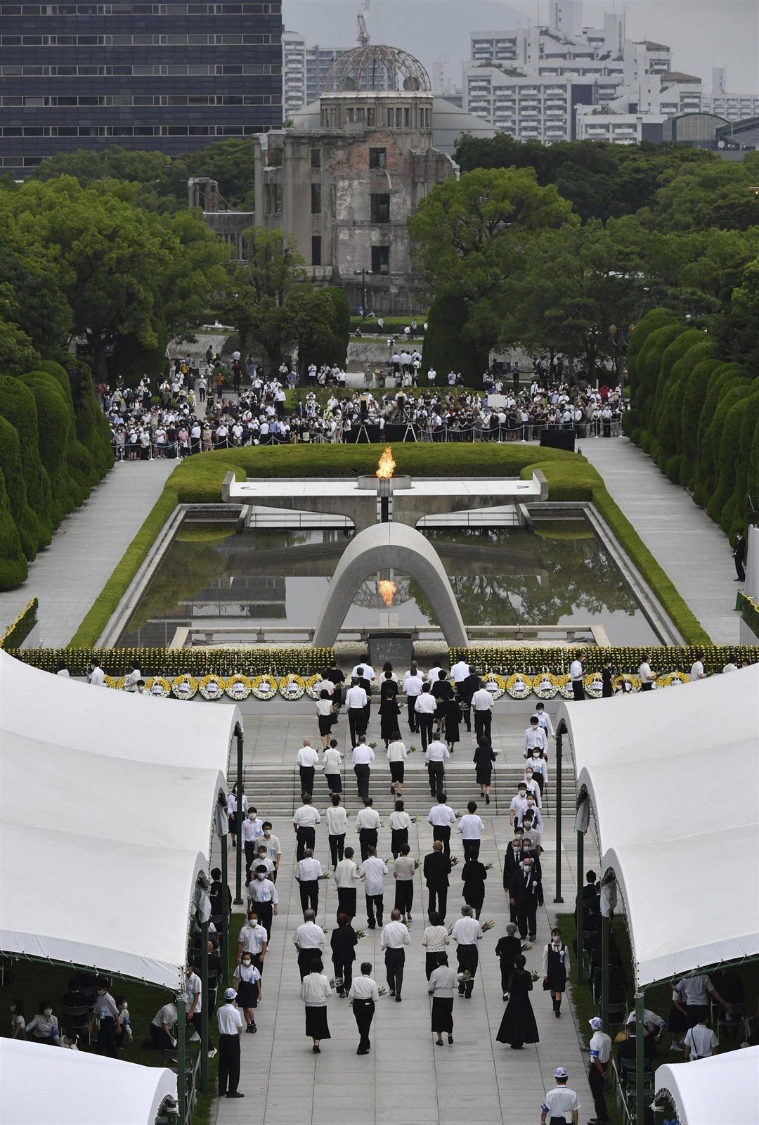 Uctění památky obětí výbuchu atomové bomby před 75 lety v Hirošimě. V pozadí je...