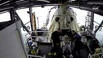 Z lodi se astronauti dostali za pomoci posádky, celý výstup proběhl podle plánu.