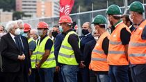 Dělníci pracující na stavbě nového mostu se ceremoniálu zúčastnili v...