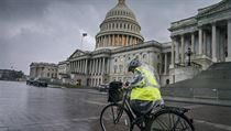 Cyklista ve Washingtonu a blc se boue Isaias.