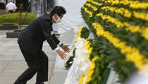 Japonský předseda vlády Šinzó Abe pokládá věnec u památníku obětí výbuchu...