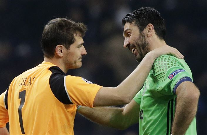 Iker Casillas po utkání s Gianluigim Buffonem.