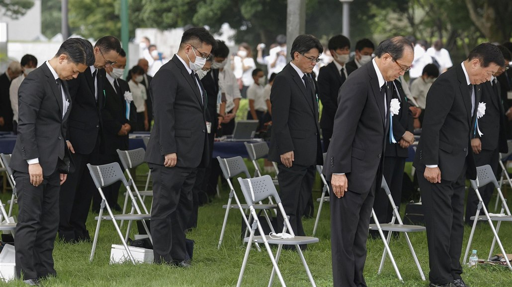 Účastníci vzpomínkové piety v Hirošimě, včetně starosty Kazumiho Matsuie, musí...