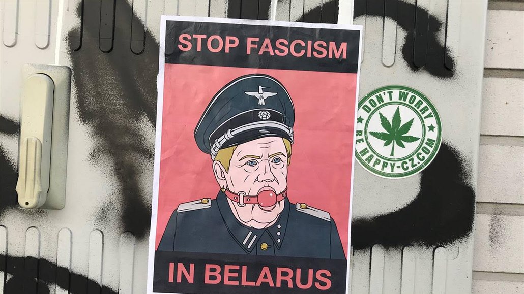 Na plakátu na praské zdi je pedsedkyn bloruské Ústední volební komise...