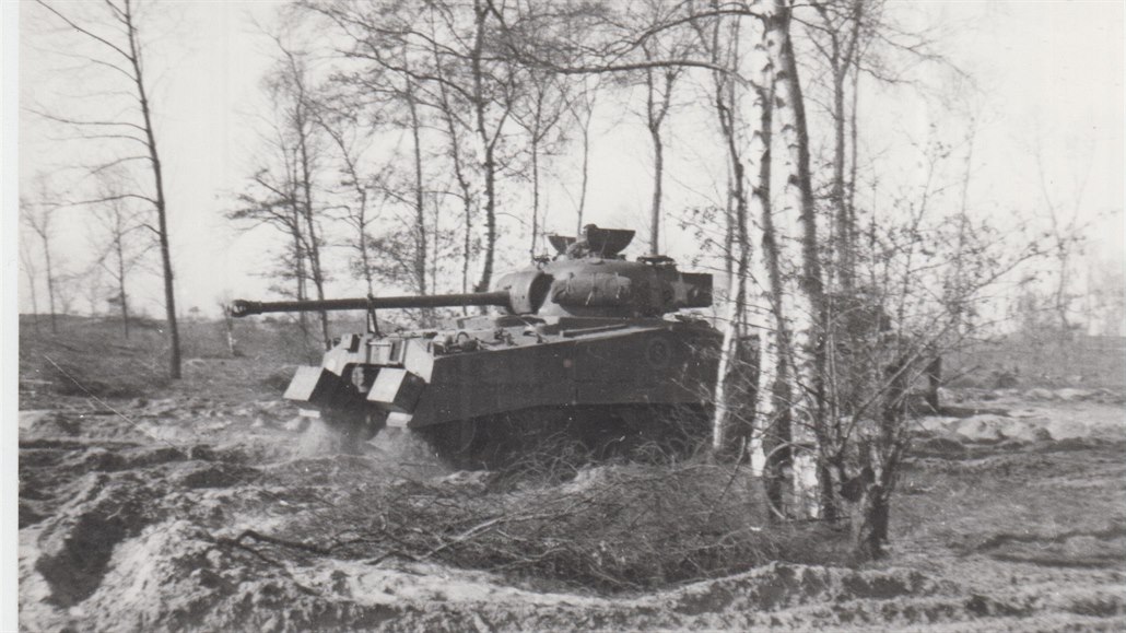 Tank Sherman ze sestavy Československé samostatné obrněné brigády na frontě u...