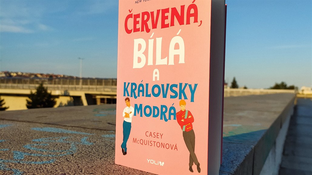 Kniha ervená, bílá a královsky modrá.