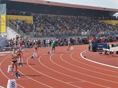 Zaplnná hlavní tribuna atletického stadionu v Plzni.