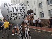 Jedna z protestujících drí nafukovací balon s nápisem, e na ruském ivot...