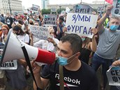 Lidé protestují proti zatení gubernátora Sergeje Furgala.