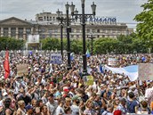 Lidé protestují proti zatení gubernátora Sergeje Furgala.