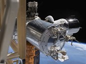 Crew Dragon spolenosti SpaceX na Mezinárodní vesmírné stanici.