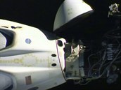 Posádka lodi Crew Dragon se odpojuje od ISS.