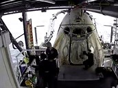 Crew dragon se pesunuje na námoní lo spolenosti SpaceX miliardáe Elona...