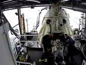 Z lodi se astronauti dostali za pomoci posádky, celý výstup probhl podle plánu.