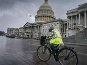 Cyklista ve Washingtonu a blíící se boue Isaias.