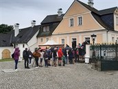 Fronta turist, kteí se chtjí podívat na zámek Beov nad Teplou. V úterý se...