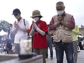 Lidé pili uctít památku obtí výbuchu atomové bomby v Hiroim.
