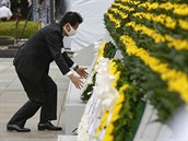 Japonský pedseda vlády inzó Abe pokládá vnec u památníku obtí výbuchu...