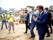 Francouzský prezident Emmanuel Macron vzdává hold pracovníkm v znieném...