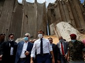 Emmanuel Macron dkladn prochází místo katastrofy v Bejrútu.