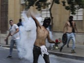 Protesty v Bejrútu pokračují, demonstranti hází kameny na příslušníky bezpečnostních složek